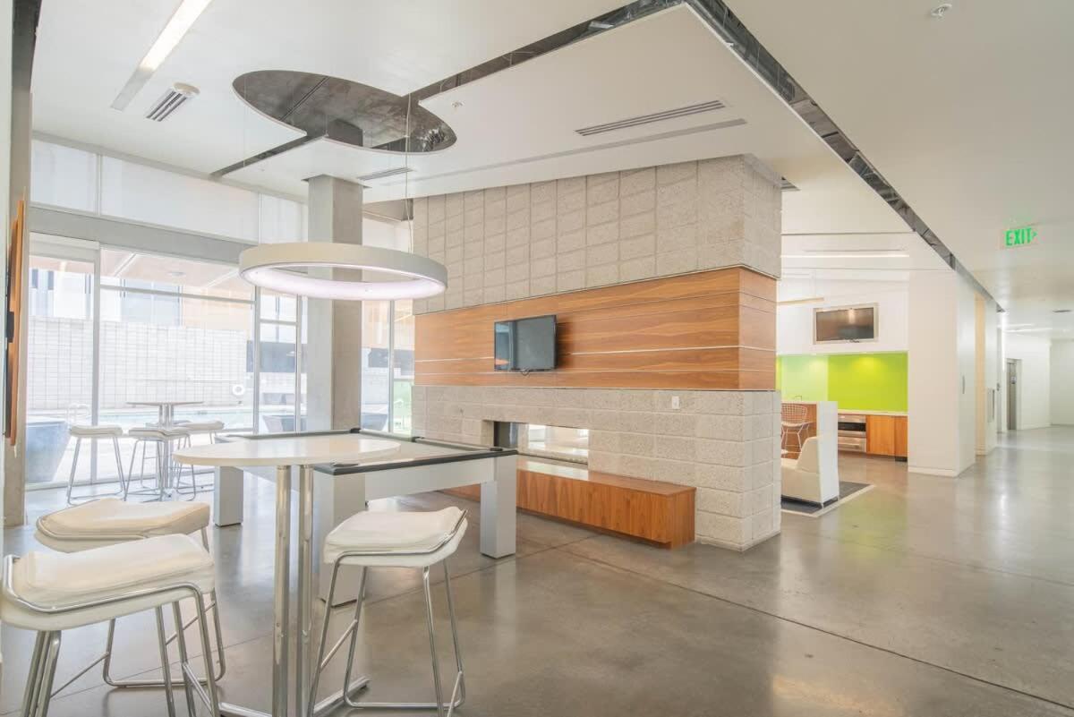 Striking 2Bd - Cdt- Gym, Pool, Parking - Sleep8 Appartement Phoenix Buitenkant foto